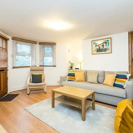New Stylish 1 Bedroom Flat With Garden | London